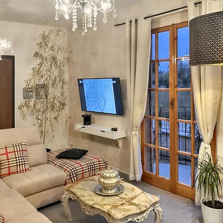 Charming House In With Private Pool 度假居