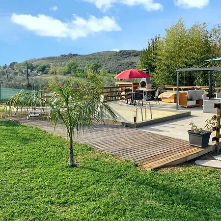 度假居 Charming House In With Private Pool